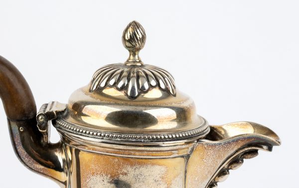 Charles Stuart Harris : Caffettiera Vittoriana inglese in argento  - Asta Argenti, avori, coralli e altri oggetti d'arte provenienti da importanti collezioni private - Associazione Nazionale - Case d'Asta italiane