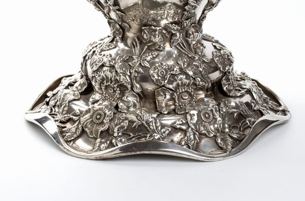 P.W. Ellis & Co. : Una grande coppa di presentazione canadese a due manici in argento  - Asta Argenti, avori, coralli e altri oggetti d'arte provenienti da importanti collezioni private - Associazione Nazionale - Case d'Asta italiane