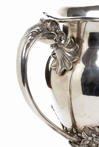 P.W. Ellis & Co. : Una grande coppa di presentazione canadese a due manici in argento  - Asta Argenti, avori, coralli e altri oggetti d'arte provenienti da importanti collezioni private - Associazione Nazionale - Case d'Asta italiane