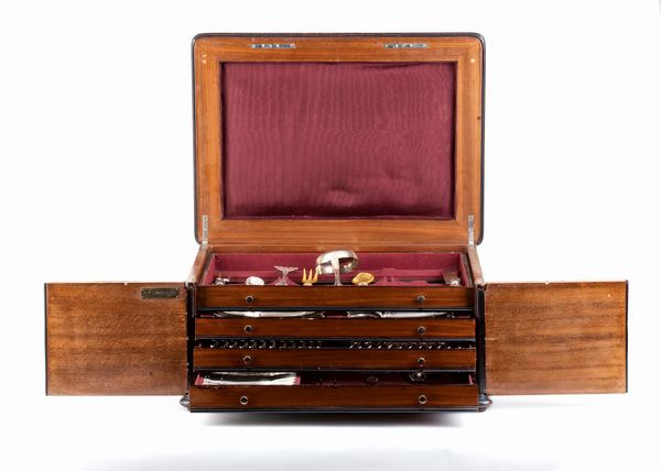 Servizio italiano di posate in argento da 12, 126 pezzi  - Asta Argenti, avori, coralli e altri oggetti d'arte provenienti da importanti collezioni private - Associazione Nazionale - Case d'Asta italiane