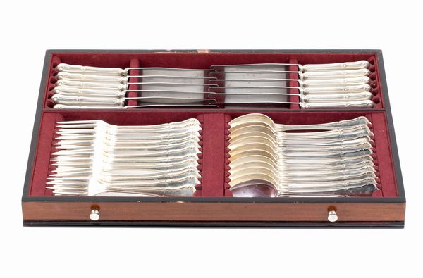 Servizio italiano di posate in argento da 12, 126 pezzi  - Asta Argenti, avori, coralli e altri oggetti d'arte provenienti da importanti collezioni private - Associazione Nazionale - Case d'Asta italiane