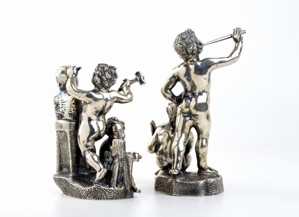 Coppia di composizioni scultoree italiane raffiguranti putti artisti  - Asta Argenti, avori, coralli e altri oggetti d'arte provenienti da importanti collezioni private - Associazione Nazionale - Case d'Asta italiane