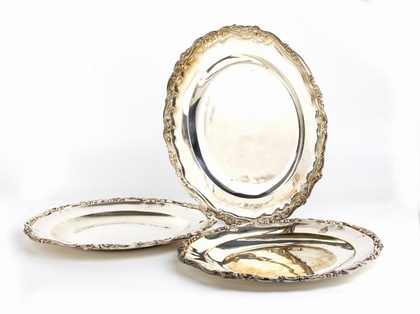 Tre vassoi italiani in argento  - Asta Argenti, avori, coralli e altri oggetti d'arte provenienti da importanti collezioni private - Associazione Nazionale - Case d'Asta italiane