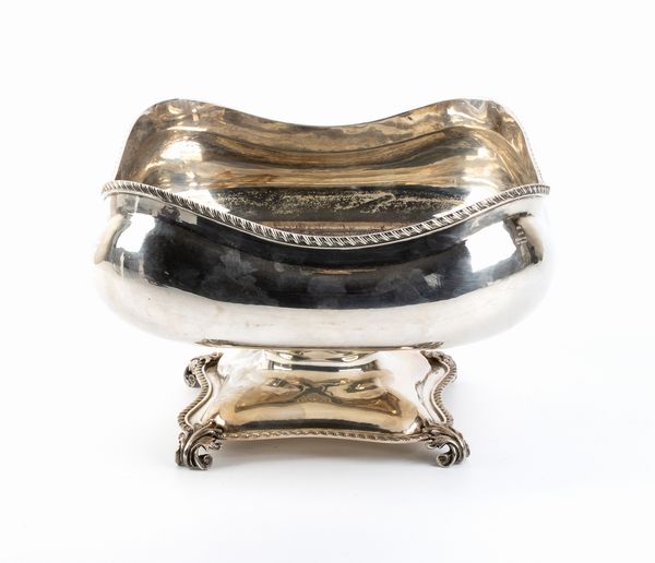 Centrotavola italiano in argento  - Asta Argenti, avori, coralli e altri oggetti d'arte provenienti da importanti collezioni private - Associazione Nazionale - Case d'Asta italiane