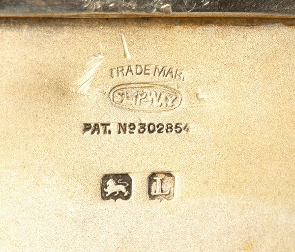 Charles S Green & Co Ltd : Portasigarette Art Déco inglese Slipway in argento e smalti policromi  - Asta Argenti, avori, coralli e altri oggetti d'arte provenienti da importanti collezioni private - Associazione Nazionale - Case d'Asta italiane