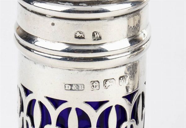 Docker & Burn : Saliera, pepiera e mostardiera inglesi in argento  - Asta Argenti, avori, coralli e altri oggetti d'arte provenienti da importanti collezioni private - Associazione Nazionale - Case d'Asta italiane