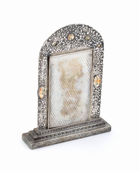 Ronchi Milano : Scultura in avorio di elefante raffigurante Madonna con Bambino con cornice argento  - Asta Argenti, avori, coralli e altri oggetti d'arte provenienti da importanti collezioni private - Associazione Nazionale - Case d'Asta italiane