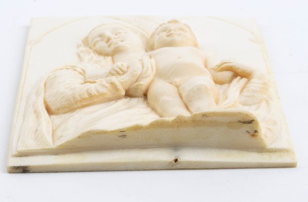 Ronchi Milano : Scultura in avorio di elefante raffigurante Madonna con Bambino con cornice argento  - Asta Argenti, avori, coralli e altri oggetti d'arte provenienti da importanti collezioni private - Associazione Nazionale - Case d'Asta italiane