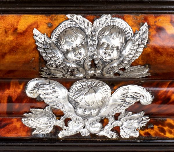 Teca in tartaruga con capezzale in corallo  - Asta Argenti, avori, coralli e altri oggetti d'arte provenienti da importanti collezioni private - Associazione Nazionale - Case d'Asta italiane