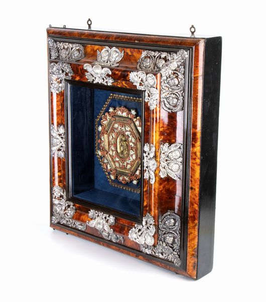 Teca in tartaruga con capezzale in corallo  - Asta Argenti, avori, coralli e altri oggetti d'arte provenienti da importanti collezioni private - Associazione Nazionale - Case d'Asta italiane