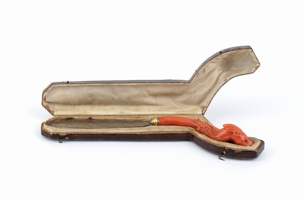 Maestranze di Torre del Greco : Tagliacarte in corallo mediterraneo  - Asta Argenti, avori, coralli e altri oggetti d'arte provenienti da importanti collezioni private - Associazione Nazionale - Case d'Asta italiane