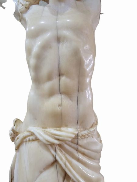 Andrea Tipa, Bottega di : Crocifisso italiano in avorio di elefante su croce in tartaruga e argento  - Asta Argenti, avori, coralli e altri oggetti d'arte provenienti da importanti collezioni private - Associazione Nazionale - Case d'Asta italiane