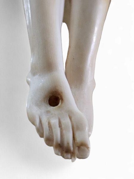 Andrea Tipa, Bottega di : Crocifisso italiano in avorio di elefante su croce in tartaruga e argento  - Asta Argenti, avori, coralli e altri oggetti d'arte provenienti da importanti collezioni private - Associazione Nazionale - Case d'Asta italiane