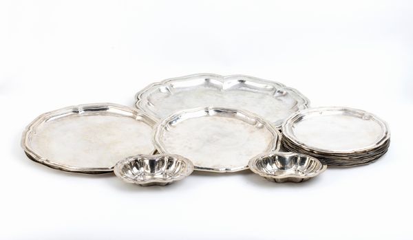 Lotto di 12 piatti, 3 vassoi e due cestini italiani in argento  - Asta Argenti, avori, coralli e altri oggetti d'arte provenienti da importanti collezioni private - Associazione Nazionale - Case d'Asta italiane