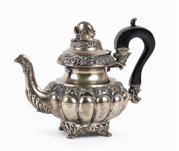 Teiera italiana in argento  - Asta Argenti, avori, coralli e altri oggetti d'arte provenienti da importanti collezioni private - Associazione Nazionale - Case d'Asta italiane