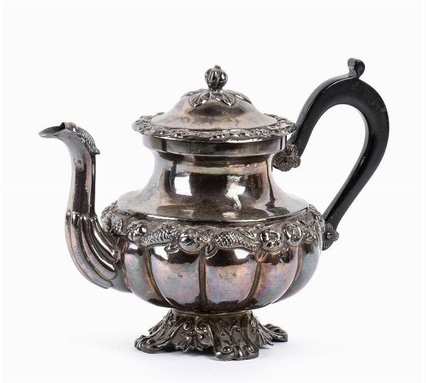 Teiera italiana in argento  - Asta Argenti, avori, coralli e altri oggetti d'arte provenienti da importanti collezioni private - Associazione Nazionale - Case d'Asta italiane