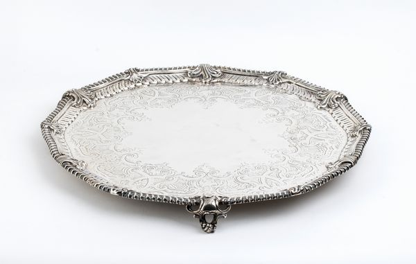 R & S Garrard & Co : Importante salver vittoriano inglese in argento  - Asta Argenti, avori, coralli e altri oggetti d'arte provenienti da importanti collezioni private - Associazione Nazionale - Case d'Asta italiane