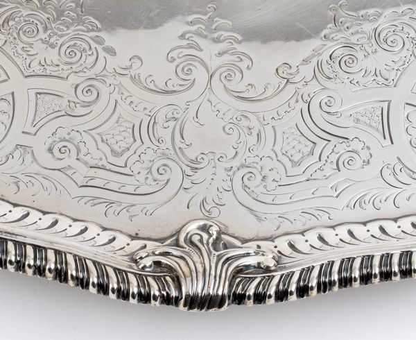 R & S Garrard & Co : Importante salver vittoriano inglese in argento  - Asta Argenti, avori, coralli e altri oggetti d'arte provenienti da importanti collezioni private - Associazione Nazionale - Case d'Asta italiane