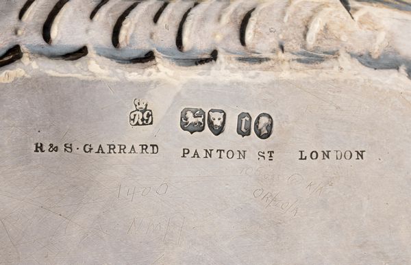 R & S Garrard & Co : Importante salver vittoriano inglese in argento  - Asta Argenti, avori, coralli e altri oggetti d'arte provenienti da importanti collezioni private - Associazione Nazionale - Case d'Asta italiane