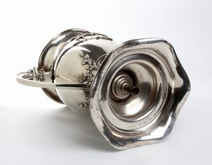 P.W. Ellis & Co. : Una grande coppa di presentazione canadese a due manici in argento  - Asta Argenti, avori, coralli e altri oggetti d'arte provenienti da importanti collezioni private - Associazione Nazionale - Case d'Asta italiane