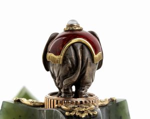 FABERGÉ CARL, a firma di : Importante kovsh in nefrite e smalto guilloch, firmata Faberg  - Asta Argenti, avori, coralli e altri oggetti d'arte provenienti da importanti collezioni private - Associazione Nazionale - Case d'Asta italiane