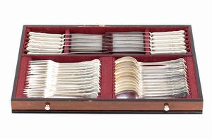 Servizio italiano di posate in argento da 12, 126 pezzi  - Asta Argenti, avori, coralli e altri oggetti d'arte provenienti da importanti collezioni private - Associazione Nazionale - Case d'Asta italiane