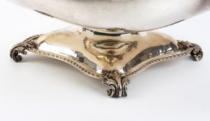 Centrotavola italiano in argento  - Asta Argenti, avori, coralli e altri oggetti d'arte provenienti da importanti collezioni private - Associazione Nazionale - Case d'Asta italiane