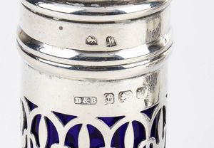 Docker & Burn : Saliera, pepiera e mostardiera inglesi in argento  - Asta Argenti, avori, coralli e altri oggetti d'arte provenienti da importanti collezioni private - Associazione Nazionale - Case d'Asta italiane