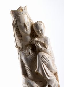 Scultura in avorio raffigurante Madonna con Bambino - Francia settentrionale  - Asta Argenti, avori, coralli e altri oggetti d'arte provenienti da importanti collezioni private - Associazione Nazionale - Case d'Asta italiane
