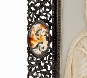 Ronchi Milano : Scultura in avorio di elefante raffigurante Madonna con Bambino con cornice argento  - Asta Argenti, avori, coralli e altri oggetti d'arte provenienti da importanti collezioni private - Associazione Nazionale - Case d'Asta italiane