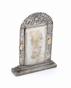 Ronchi Milano : Scultura in avorio di elefante raffigurante Madonna con Bambino con cornice argento  - Asta Argenti, avori, coralli e altri oggetti d'arte provenienti da importanti collezioni private - Associazione Nazionale - Case d'Asta italiane