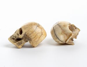 Due teschi in avorio marino  - Asta Argenti, avori, coralli e altri oggetti d'arte provenienti da importanti collezioni private - Associazione Nazionale - Case d'Asta italiane