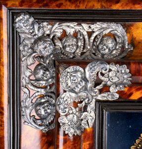 Teca in tartaruga con capezzale in corallo  - Asta Argenti, avori, coralli e altri oggetti d'arte provenienti da importanti collezioni private - Associazione Nazionale - Case d'Asta italiane