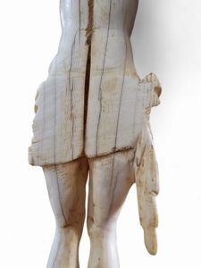 Andrea Tipa, Bottega di : Crocifisso italiano in avorio di elefante su croce in tartaruga e argento  - Asta Argenti, avori, coralli e altri oggetti d'arte provenienti da importanti collezioni private - Associazione Nazionale - Case d'Asta italiane