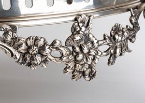 Edward Barnard & Sons Ltd : Centrotavola vittoriano inglese in argento  - Asta Argenti, avori, coralli e altri oggetti d'arte provenienti da importanti collezioni private - Associazione Nazionale - Case d'Asta italiane