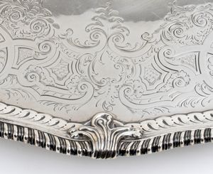 R & S Garrard & Co : Importante salver vittoriano inglese in argento  - Asta Argenti, avori, coralli e altri oggetti d'arte provenienti da importanti collezioni private - Associazione Nazionale - Case d'Asta italiane