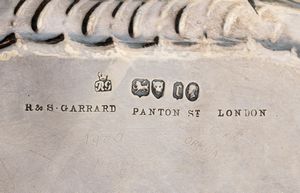 R & S Garrard & Co : Importante salver vittoriano inglese in argento  - Asta Argenti, avori, coralli e altri oggetti d'arte provenienti da importanti collezioni private - Associazione Nazionale - Case d'Asta italiane
