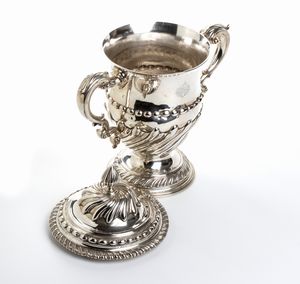 Grande coppa vittoriana inglese a due manici in argento  - Asta Argenti, avori, coralli e altri oggetti d'arte provenienti da importanti collezioni private - Associazione Nazionale - Case d'Asta italiane