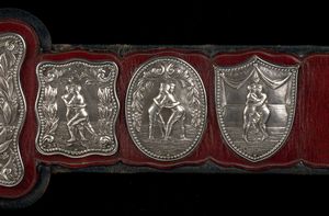Goldsmiths & Silversmiths Co (William Gibson & John Lawrence Langman) : Rara cintura da campione di lotta libera, vittoriana inglese con applicazioni in argento e oro  - Asta Argenti, avori, coralli e altri oggetti d'arte provenienti da importanti collezioni private - Associazione Nazionale - Case d'Asta italiane