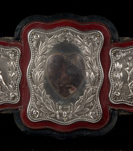 Goldsmiths & Silversmiths Co (William Gibson & John Lawrence Langman) : Rara cintura da campione di lotta libera, vittoriana inglese con applicazioni in argento e oro  - Asta Argenti, avori, coralli e altri oggetti d'arte provenienti da importanti collezioni private - Associazione Nazionale - Case d'Asta italiane