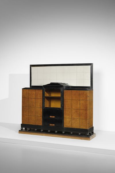 BORSANI GAETANO (1886 - 1955) : Controcredenza a due ante, vetrinetta e due cassetti con alzata a specchio per Atelier di Varedo  - Asta Asta 455 | DESIGN E ARTI DECORATIVE DEL NOVECENTO Tradizionale - Associazione Nazionale - Case d'Asta italiane