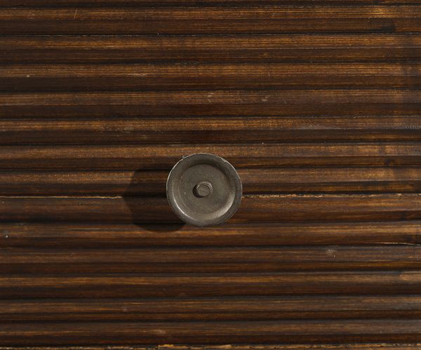 PONTI GIO (1891 - 1979) : Piccola credenza a due ante con fronte grissinato e interno illuminato  - Asta Asta 455 | DESIGN E ARTI DECORATIVE DEL NOVECENTO Tradizionale - Associazione Nazionale - Case d'Asta italiane