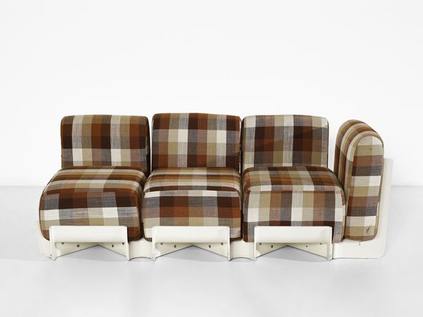 EMILIO GUARNACCI (1938), FELIX PADOVANO (1945), CLAUDIO VAGNONI (1945) : Divano modulare composto da cinque moduli con spalliera e cinque moduli senza spalliera del Duna Sistema per 1P - Industria Chimica per l'Arredamento, Italia  - Asta Asta 455 | DESIGN E ARTI DECORATIVE DEL NOVECENTO Tradizionale - Associazione Nazionale - Case d'Asta italiane