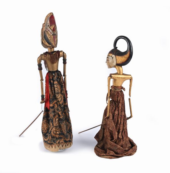 Due burattini sundanesi del teatro Wayang Golek, Giava occidentale, Indonesia, fine XIX/inizi XX secolo  - Asta La Collezione Enrico e Antonello Falqui. Di padre in figlio una vita nell'arte. - Associazione Nazionale - Case d'Asta italiane