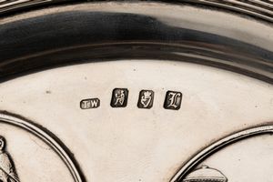 T. Weir & Sons : Alzatina con medaglie  - Asta Argenti - Associazione Nazionale - Case d'Asta italiane