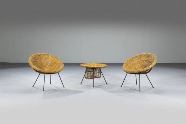 PRODUZIONE ITALIANA : Coppia di poltrone con tavolino portariviste  - Asta Design - Associazione Nazionale - Case d'Asta italiane