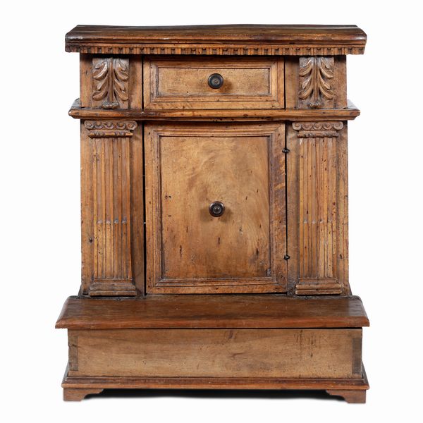Inginocchiatoio in noce intagliato  - Asta Antiquariato - Associazione Nazionale - Case d'Asta italiane