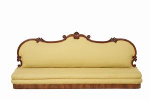 Coppia di divani in lego intagliato. XIX-XX secolo  - Asta Antiquariato - Associazione Nazionale - Case d'Asta italiane