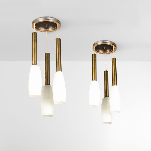 STILNOVO : Due lampade a sospensione a tre diffusori.  - Asta Design - Associazione Nazionale - Case d'Asta italiane