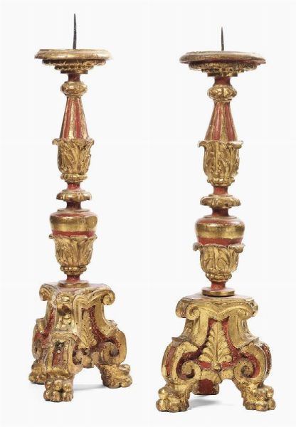 Coppia di candelieri antichi in legno intagliato, dorato e laccato rosso  - Asta ARREDI E DIPINTI ANTICHI - Associazione Nazionale - Case d'Asta italiane